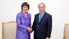 Thủ tướng Nguyễn Xuân Phúc tiếp Bộ trưởng phụ trách Môi trường, Giao thông, Năng lượng và Truyền thông Thụy Sĩ, bà Doris Leuthard. Ảnh: VGP/Quang Hiếu