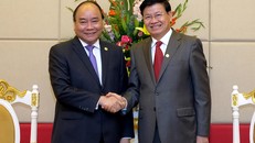 Thủ tướng Nguyễn Xuân Phúc gặp Thủ tướng Lào bên lề Hội nghị MRC