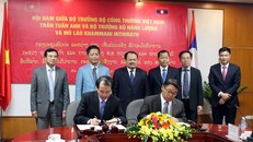 Đại diện Lãnh đạo hai đơn vị thuộc hai Bộ ký kết Biên bản hợp tác trong lĩnh vực năng lượng dưới sự chứng kiến của hai Bộ trưởng. Ảnh: VGP/Phan Trang