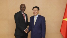  Phó Thủ tướng Vương Đình Huệ và Giám đốc quốc gia WB tại Việt Nam, ông Ousmane Dione. Ảnh: VGP/Thành Chung