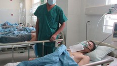 Nạn nhân đang điều trị tại bệnh viện. Ảnh: Minh Quý.