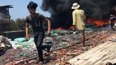 Người dân chạy ra ngoài khu vực cháy.