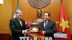 Chủ tịch Ủy ban Trung ương MTTQ Việt Nam Trần Thanh Mẫn tặng Chủ tịch Quốc hội Cộng hòa Hồi giáo IRan Ali Ardashir Larijani mô hình Trống đồng Ngọc Lũ. Ảnh: Nguyễn Dân/TTXVN