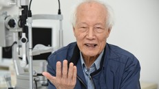 Ông Lê San vui mừng vì đã có thể nhìn rõ hơn nhiều sau khi được ghép giác mạc.