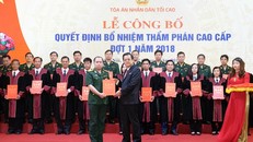 Phó Chánh án TANDTC Lê Hồng Quang trao quyết định bổ nhiệm cho các Thẩm phán Cao cấp. Ảnh Congly.vn