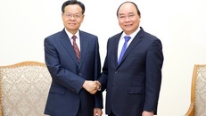 Thủ tướng Nguyễn Xuân Phúc tiếp ông Trần Vũ, Chủ tịch Khu tự trị dân tộc Choang, Quảng Tây, Trung Quốc. Ảnh: VGP/Quang Hiếu