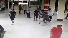 Nhóm đàn ông đưa thai phụ bị tai nạn giao thông vào làm nhập viện (ảnh trích xuất từ camera bệnh viện)