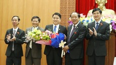 Lãnh đạo tỉnh Quảng Nam chúc mừng ông Trần Văn Tân (giữa)