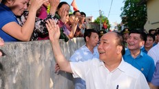 Chiều 19/5, Thủ tướng thăm khu trọ của công nhân tại xã Bạch Thượng, huyện Duy Tiên, tỉnh Hà Nam. Ảnh: VGP/Quang Hiếu