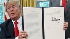 Trump ngày 20/6 ký sắc lệnh tại Nhà Trắng. Ảnh: AFP.