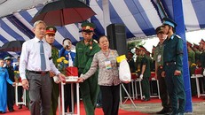 Bí thư Tỉnh ủy Đồng Nai Nguyễn Phú Cường di quách các anh hùng liệt sĩ trong trận đánh ngày 31.1.1968 ở Sân Bay Biên Hòa về cải táng tại nghĩa trang tỉnh Đồng Nai