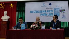 Giáo sư Ilkka Taipale chia sẻ với cử tọa các câu chuyện của Phần Lan