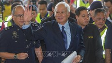 Cựu Thủ tướng Malaysia Najib Razak (giữa) tới tòa án tại Kuala Lumpur ngày 20/9/2018. Ảnh: THX/ TTXVN