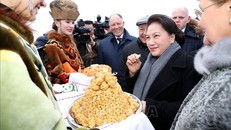 Thiểu nữ Tatarstan (Nga) chào đón, mời Chủ tịch Quốc hội Nguyễn Thị Kim Ngân ẩm thực truyền thống