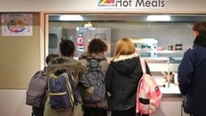 Học sinh xếp hàng lấy bữa ăn tối ở trường tại một trường trung học. Ảnh: Peter Macdiarmid