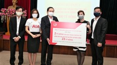 Đại diện AIA Việt Nam trao tặng séc gói hỗ trợ tài chính với tổng giá trị 25 tỷ đồng thông qua Ủy ban Trung ương Mặt trận Tổ quốc Việt Nam.