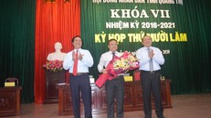 ​Ông Võ Văn Hưng (trái), ông Lê Đức Tiến (giữa) tại phiên họp HĐND tỉnh Quảng Trị ngày 9/6/2020