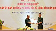 Đại tướng Đỗ Bá Tỵ trao quyết định và chúc mừng Thiếu tướng Đỗ Quang Thành.