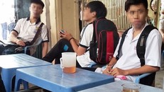 Dễ dàng bắt gặp hình ảnh này tại các quán nước gần trường học (Ảnh: internet)