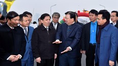 Phó Thủ tướng Trịnh Đình Dũng yêu cầu các đơn vị triển khai phương án kiểm soát tải trọng xe qua cầu để đảm bảo an toàn và tuổi thọ công trình. Ảnh: VGP/Nhật Bắc