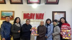 Ni sư Thích Tâm Trí chụp ảnh cùng lãnh đạo và phóng viên Tạp chí Ngày Nay. 