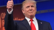 Vàng tăng, chứng khoán chao đảo khi ưu thế nghiêng về Trump