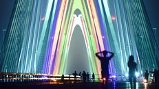 Người dân đi bộ chiêm ngưỡng cầu Nhật Tân trước khi cây cầu khánh thành. 