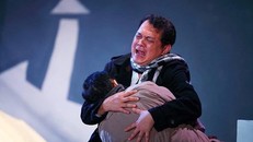 NSƯT Hữu Châu còn là một diễn viên của sân khấu kịch. 