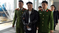Lực lượng Công an Việt Nam dẫn giải tội phạm truy nã Nguyễn Xuân Đại (mặc áo đen ở giữa hàng đầu ảnh) tại sân bay quốc tế Nội Bài.