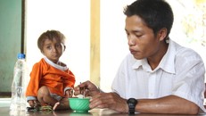 Cậu bé 8 tuổi siêu nhỏ Đinh Văn K’Rể