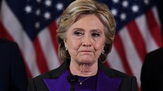 Bà Clinton là ứng viên tổng thống đầu tiên của Mỹ nói lời xin lỗi khi thua cuộc. Ảnh: GETTY IMAGES