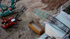 Cần cẩu công trình dự án FLC Sea Tower Quy Nhơn gãy gập đổ sập xuống nhà ông Kiệt. 