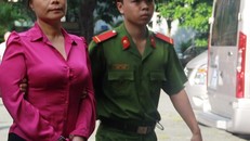 Bị cáo Trương Thị Tuyết Nga từng đoạt danh hiệu Hoa hậu quý bà thành đạt năm 2009 ra tòa ở phiên xử sơ thẩm.