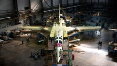 Bên trong nhà máy chế tạo oanh tạc cơ 'Thiên nga trắng'