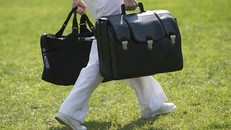 Chiếc cặp hạt nhân là vật bất ly thân, không bao giờ nằm ngoài tầm với của tổng thống Mỹ. Ảnh: CNN