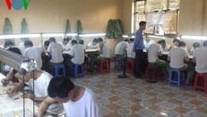 Giáo viên tỷ mỷ kiểm tra việc học viên thực hành làm mi mắt giả