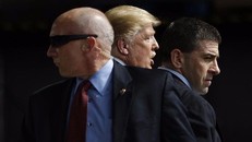 Các nhân viên thuộc Cơ quan Mật vụ Mỹ bảo vệ ứng viên đảng Cộng hòa Donald Trump tại bang Ohio hồi tháng 3 năm nay.