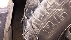 Ô tô bị dính bẫy đinh được cho là trên quốc lộ 1A, đoạn qua dốc Xây, thị xã Bỉm Sơn, tỉnh Thanh Hóa 