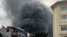 Khói đen bốc cao tại nơi xảy ra hỏa hoạn. 