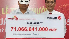 Đại diện công ty xổ số điện toán trao thưởng trên 71 tỷ đồng cho người đàn ông quê Quảng Ngãi. Ảnh: Vietlott cung cấp.