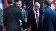 Tổng thống Nga Putin và Tổng thống Mỹ bắt tay một cách lạnh nhạt trong cuộc gặp chóng vánh bên lề hội nghị thượng đỉnh Diễn đàn Hợp tác Kinh tế Châu Á-Thái Bình Dương (APEC). Ảnh: AFP/Getty Images