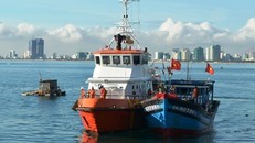 Tàu cá gặp nạn cùng ba thuyền viên được tàu SAR 274 đưa vào bờ an toàn. Ảnh: DanangMRCC. 