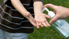 Nước rửa tay khô không có lợi cho trẻ nhỏ. Ảnh: Chocchildrens.