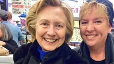 Bà Hillary Clinton (trái) chụp ảnh cùng chủ cửa hàng tạp hóa ở Chappaqua, New York. Ảnh: Linda Bosco