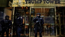 Lực lượng an ninh ở tháp Trump. Ảnh: Reuters