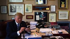 Ông Trump bên trong văn phòng làm việc tại tòa Tháp Trump. Ảnh: New York Times