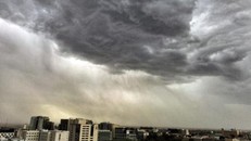 Mây đen phủ kín bầu trời Melbourne trước khi cơn dông phát tán phấn hoa khắp thành phố. 