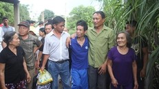 Thuyền viên Phan Xuân Phương (thứ 4 từ phải sang) cùng bà con chòm xóm. 