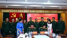 Đại tá Phùng Quang Hải và đại tá Trần Đăng Tú ký biên bản bàn giao chức vụ Chủ tịch HĐTV Tổng công ty 319. 
