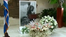 Hình ảnh hộp đựng di hài Fidel Castro trên truyền hình Cuba. Ảnh: Reuters.